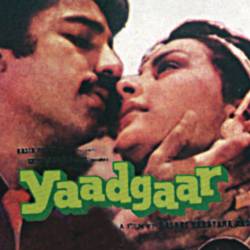 Ate Hai Chale Jate Hain Happy - Yaadgaar